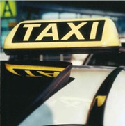 Frontansicht eines Taxis