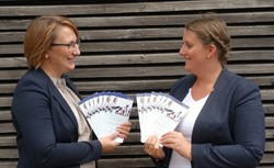 Gewinet-Geschäftsführerin Magdalena Knappik (l.) und Anna-Lena Höft stellen den Flyer zur BGM-Messe vor. © Gewinet